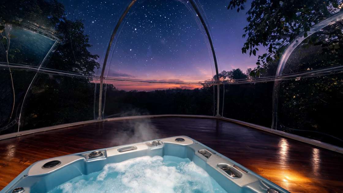 Hoteles Burbuja con Jacuzzi Privado en España: Guía Definitiva para una Escapada Mágica